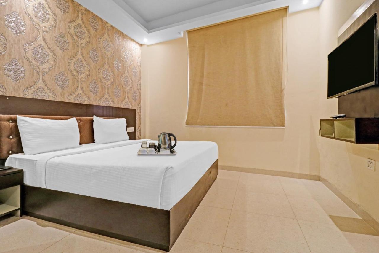 Oyo 23368 Boutique Hotel Paragon New Delhi Exteriör bild