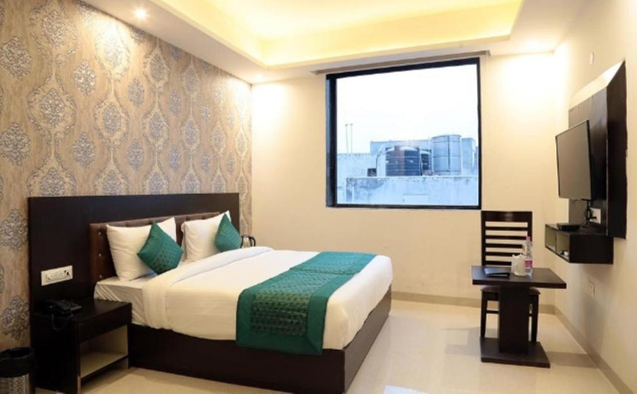 Oyo 23368 Boutique Hotel Paragon New Delhi Exteriör bild